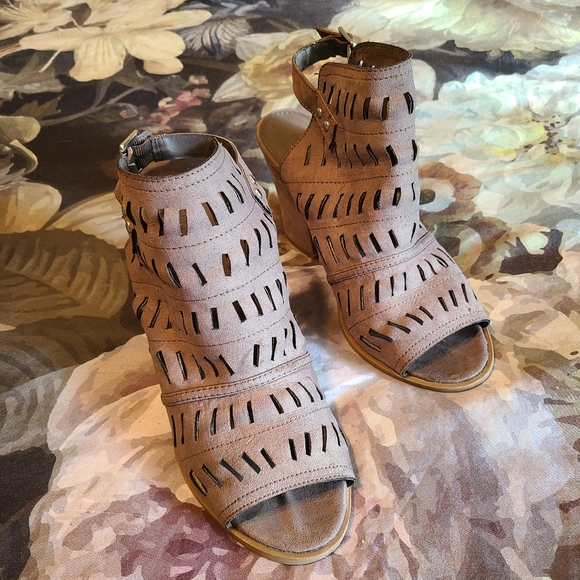 Christian Siriano Block Heel with Cutouts - Picture 2 of 4